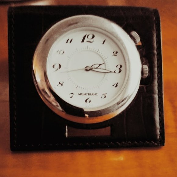 Travel alarm clock